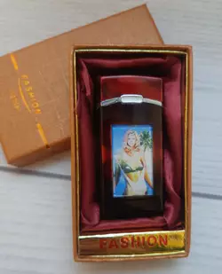 Запальничка в подарунковій коробці Дівчина (Турбо полум'я, миготлива, музична) FASHION D95-3